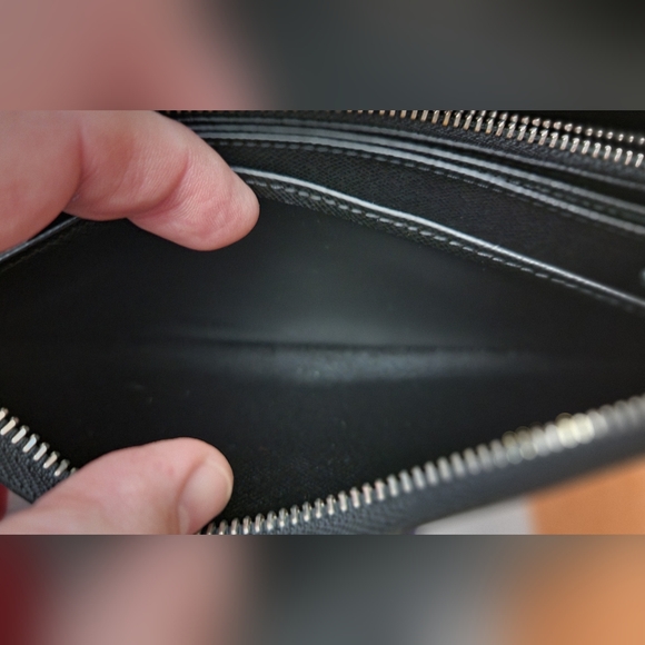 Louis Vuitton Black Epi Zippy Wallet and LV key holder Combo. CA0171 - Picture 12 of 16